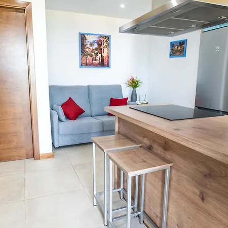 Momentos, Gomez Hotel