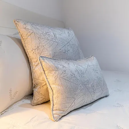 Momentos, Gomez Hotel