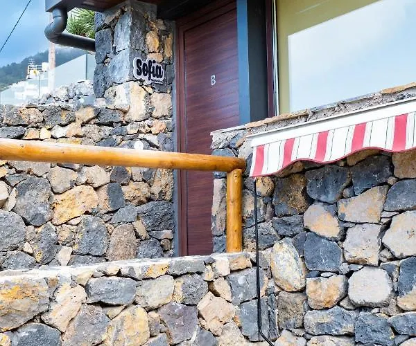 Otel Momentos, Gomez