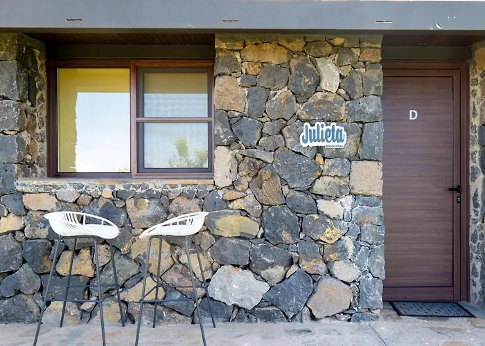 Otel Momentos, Gomez