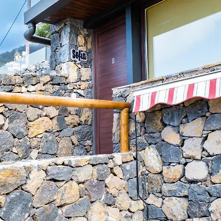 Otel Momentos, Gomez