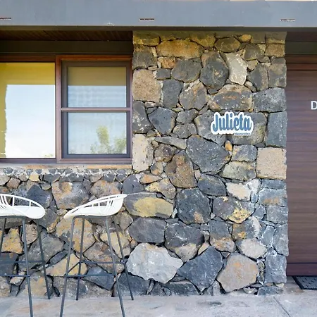 Otel Momentos, Gomez