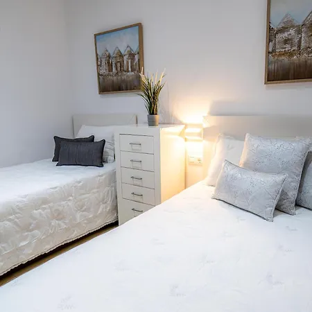 Otel Momentos, Gomez