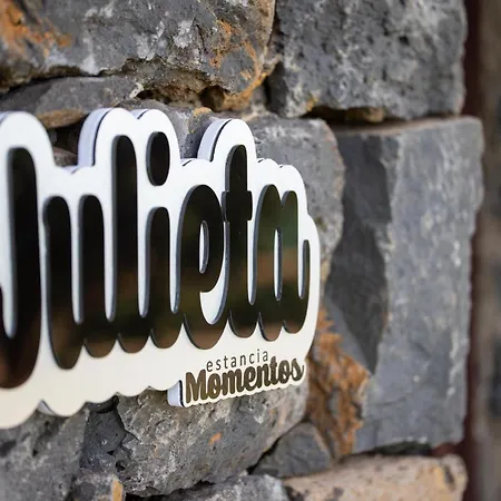 Otel Momentos, Gomez *