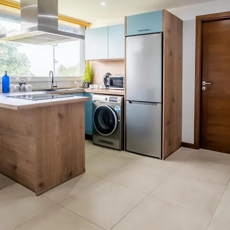 Otel Momentos, Gomez